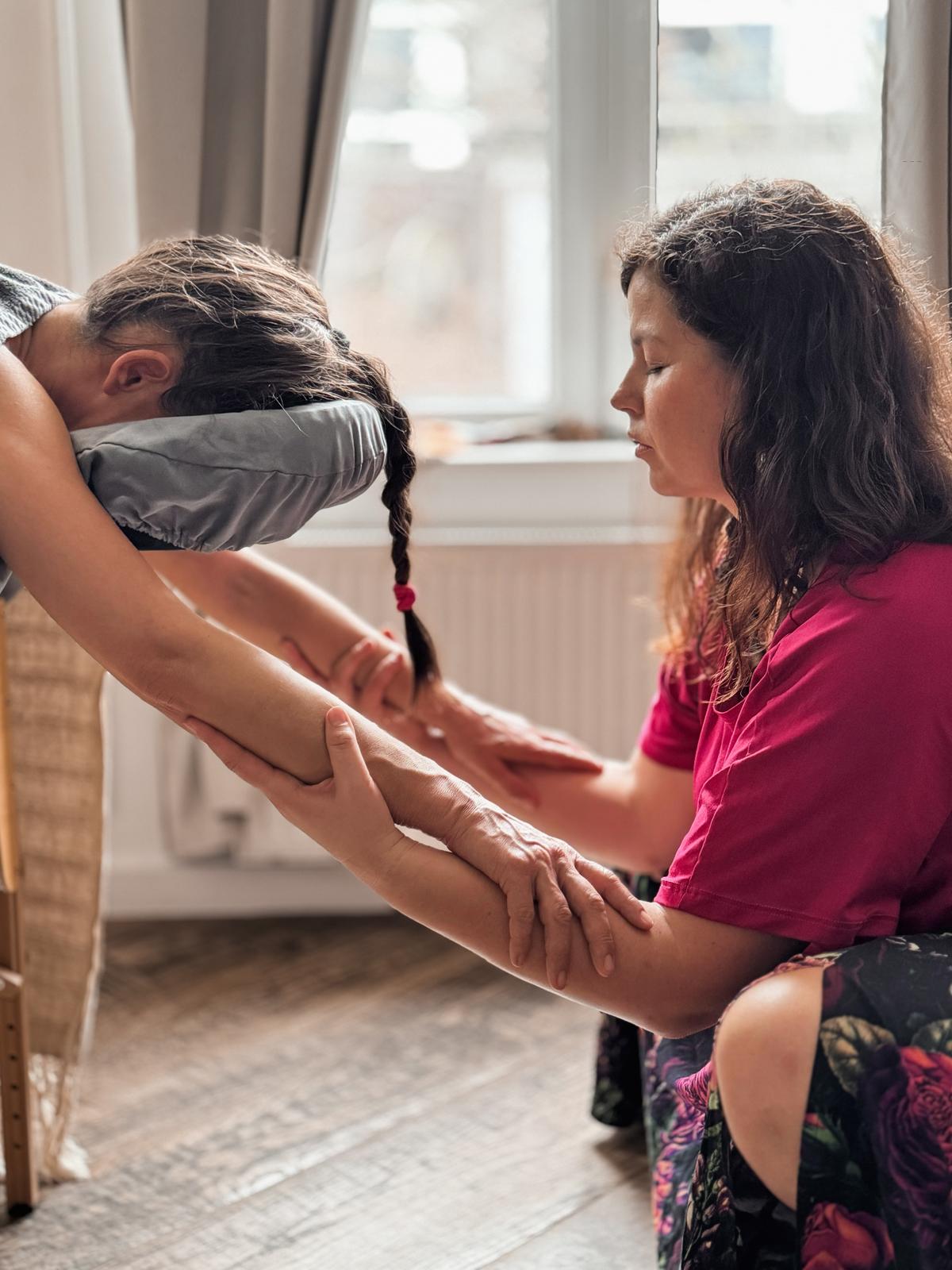 Karolina przyjmuje ciężar i wspiera ciało osoby wyciągniętej do przodu
